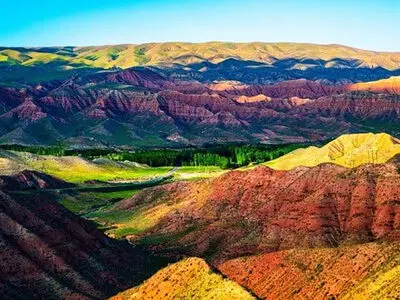 قلعه لک لک ها بر فراز کوه های رنگی ماهنشان + فیلم