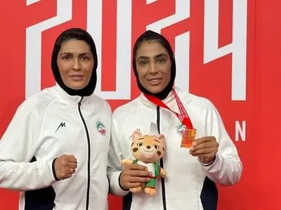 فیلم/ نگاهی به جشن تولد شکوهمند الهه و سهیلا منصوریان در برج شیشه ای با آهنگ بندری / با حضور بازیگران زن و مرد و خواننده محبوب با کیک ها و تزئینات قلبی قرمز