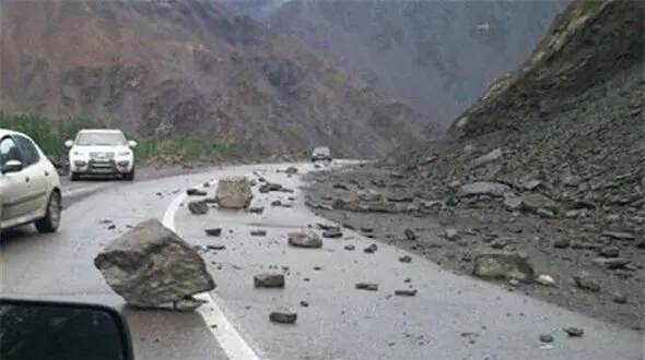 ریزش وحشت آور  سنگ در جاده کندوان