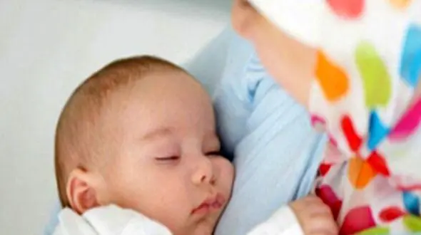 فواید علمی تغذیه با شیر مادر برای نوزادان