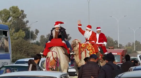فیلم شترسواری و اسکی بازی بابانوئل ها