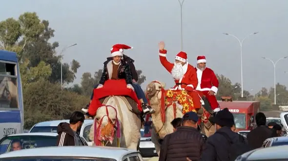 فیلم شترسواری و اسکی بازی بابانوئل ها