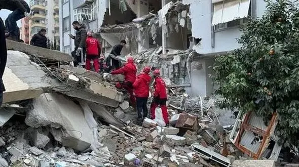 ببینید/  لحظه فاجعه‌بار ریزش یک ساختمان در حین عملیات نجات روی آنتن زنده شبکه ترکیه