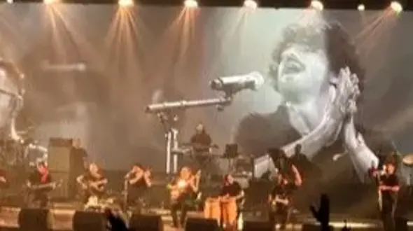 فیلم آواز احساسی باشکوه / حضور دختر مورد علاقه عرفان طهماسبی  درکنسرت قصه هزار و یک شب و اشاره دست عاشقانه عرفان !