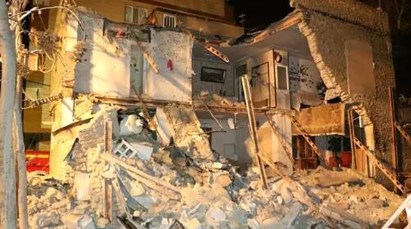 ریزش یک ساختمان مسکونی در مشهد + عکس