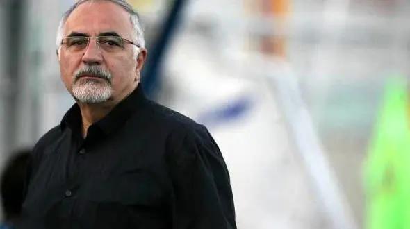 حاجیلو انتظار شکایت از طرف نکونام را نداشت / با دستبند پایش به کلانتری باز شد