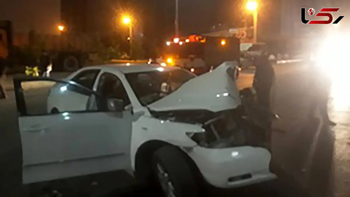 تصادف هولناک تویوتا کمری با تابلو پلیس / پدر و پسر راهی بیمارستان شدند + عکس 
