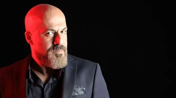 فیلم /  امیر آقایی تنها بازیگری که مهران مدیری رو قانع کرد: هیچکس از تنهایی لذت نمی‌بره ولی نمیتونم بگم حوصلم سر رفت برم یکی رو بگیرم!