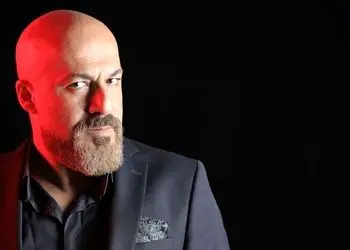 فیلم /  امیر آقایی تنها بازیگری که مهران مدیری رو قانع کرد: هیچکس از تنهایی لذت نمی‌بره ولی نمیتونم بگم حوصلم سر رفت برم یکی رو بگیرم!