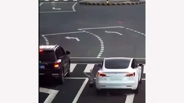 فیلم سقوط یک کودک از شیشه ماشین  ! / پدر بی خیال حرکت کرد و رفت !