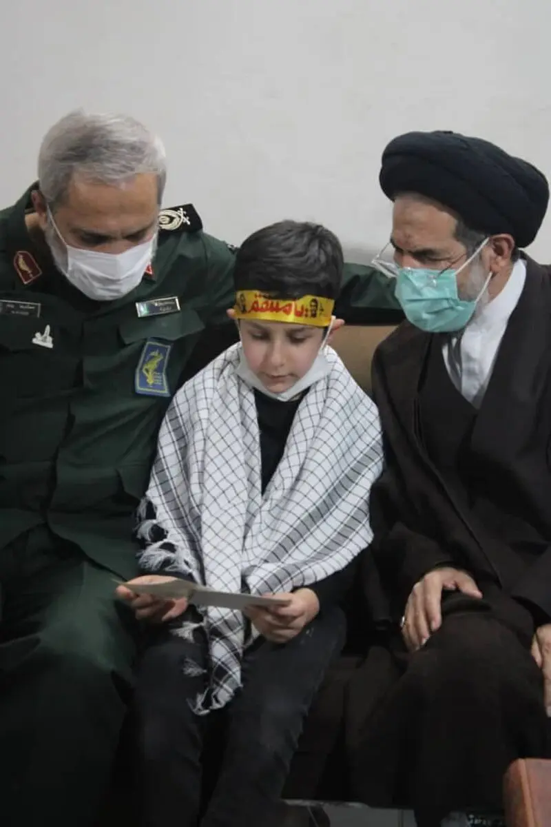 حضور سردار یزدی و حجت‌الاسلام ابوترابی فرد در منزل شهید امر به معروف شهید محمد محمدی 