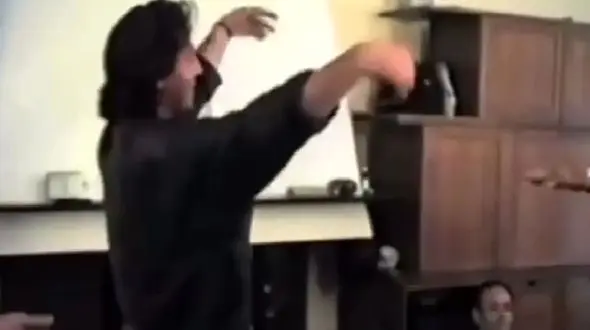 فیلم سکانس شاد/ رقص دلبرانه ابوالفضل پور عرب در پشت صحنه در دوران جوانیش واقعا دیدنیه 