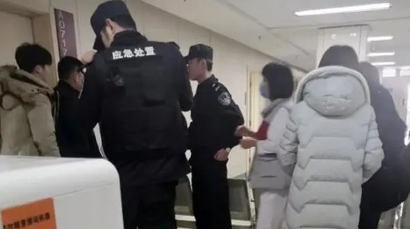 مرد 3 دکتر را چاقو چاقو کرد ! + عکس / چین