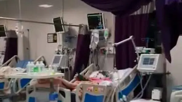 کار زیبای یک بیمار کرونایی برای بیماران بدحال بیمارستان اهواز + فیلم