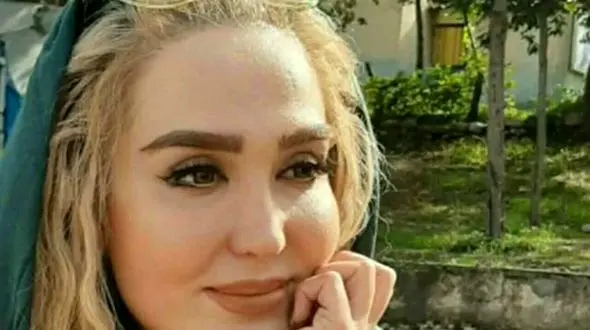 عکس سفر در زمان / یادی کنیم از حضور زنده‌یاد زهره فکور صبور با استایل مونوکروم مشکی و پر در مرکز خرید / روحش شاد