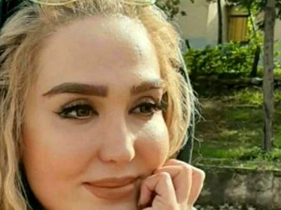 عکس سفر در زمان / یادی کنیم از حضور زنده‌یاد زهره فکور صبور با استایل مونوکروم مشکی و پر در مرکز خرید / روحش شاد