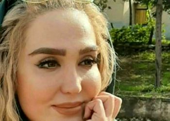 عکس سفر در زمان / یادی کنیم از حضور زنده‌یاد زهره فکور صبور با استایل مونوکروم مشکی و پر در مرکز خرید / روحش شاد