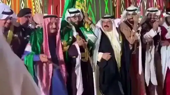 
رقص شمشیر ملک سلمان با پادشاه بحرین +تصاویر
