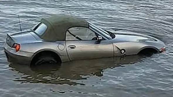 خودروی فوق لاکچری وسط سیل ویرانگر + فیلم / انگلیس