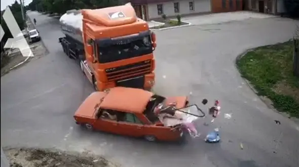 ببینید /تصادف وحشتناک یک خودرو سواری با تریلی وسط چهارراه