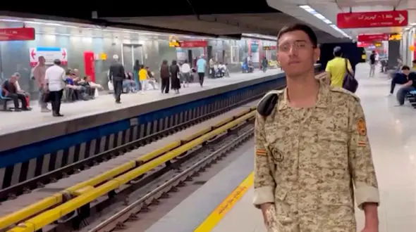 صدای طلایی در مترو تهران / اجرای دلنشین سرباز جوان همه را شگفت‌زده کرد + فیلم