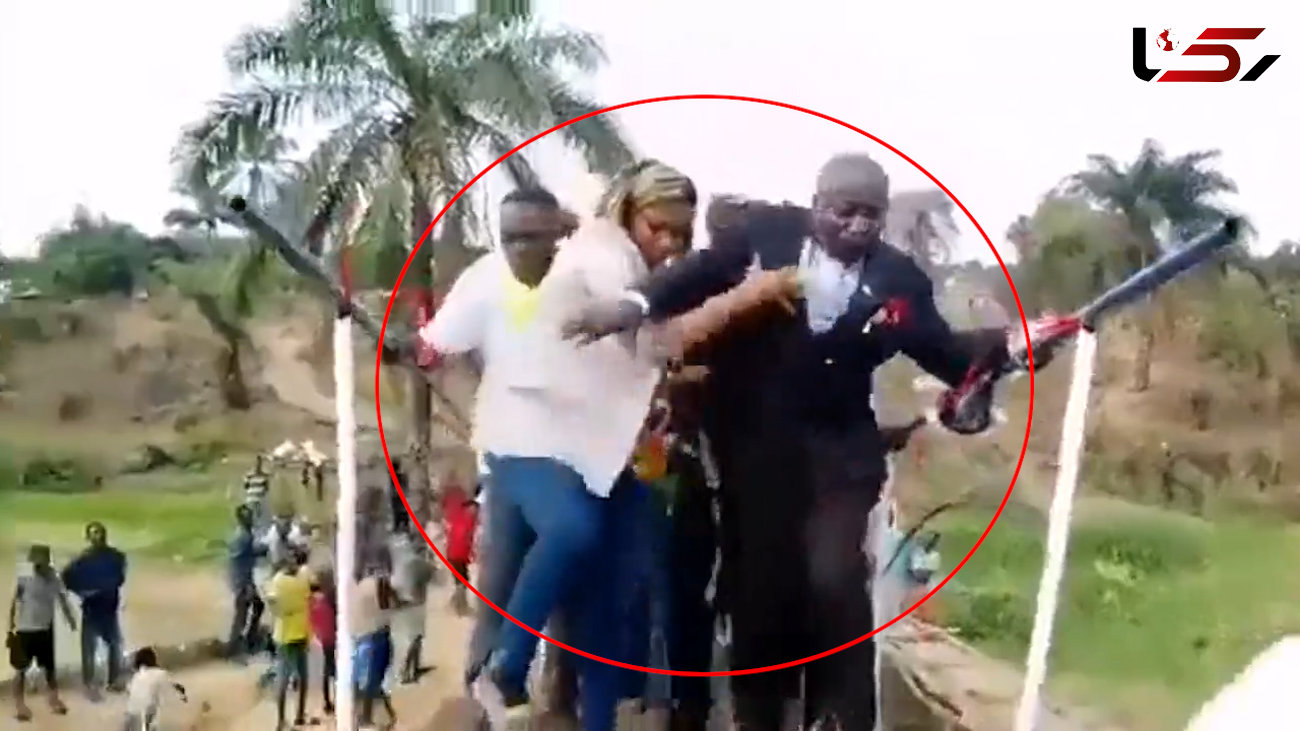 فیلم عجیب از افتتاح یک پل عابرپیاده با حضور شهردار کنگو / پل فرو ریخت!