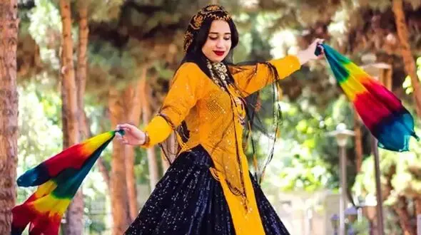 فیلم آواز باشکوه /  رضا بهرام رفته اجرا شیرازیا براش واسونک میخونن بهش بر خورد میگه من خوانندم