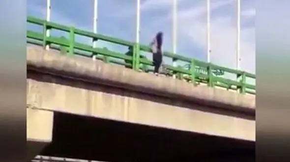 اقدام به خودکشی زن جوان از لبه پل جانبازان رشت / پلیس فرشته نجات شد + انگیزه 