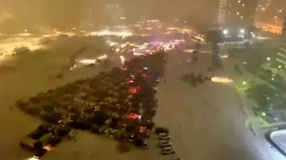 خلاقیت جالب رانندگان روسی در ساخت درخت کریسمس + فیلم