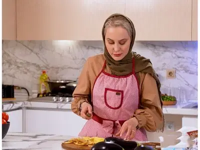 فیلم/ چیدمان مدرن و باکلاس منزل آرام جعفری عروس دهه پنجاهی شام ایرانی مزین به فرش پتینه، دکوراسیون سفید کوریدور، مبلمان راحتی، پاسیو دلباز