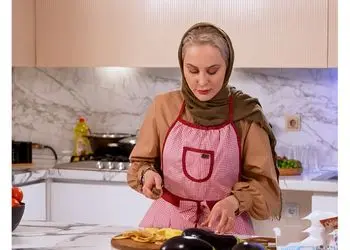 فیلم/ چیدمان مدرن و باکلاس منزل آرام جعفری عروس دهه پنجاهی شام ایرانی مزین به فرش پتینه، دکوراسیون سفید کوریدور، مبلمان راحتی، پاسیو دلباز