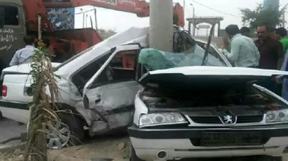 نصف شدن  پژودر برخورد مرگبار با تیر برق /در زرین دشت  رخ داد+ عکس 