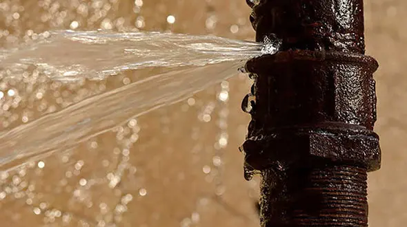 ببینید / ترکیدن لوله آب در ابتدا اتوبان حقانی تهران / استفاده مردم از کارواش رایگان! + فیلم