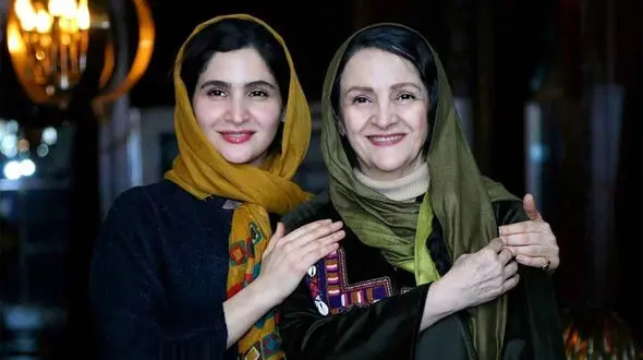 فیلم / نگاهی به تیپ و استایل خانم بازیگران در مراسم  گلاب آدینه/ بهنوش طباطبایی، مازیار لرستانی، صدف اسپهبدی،حدیث فولادوند و ...