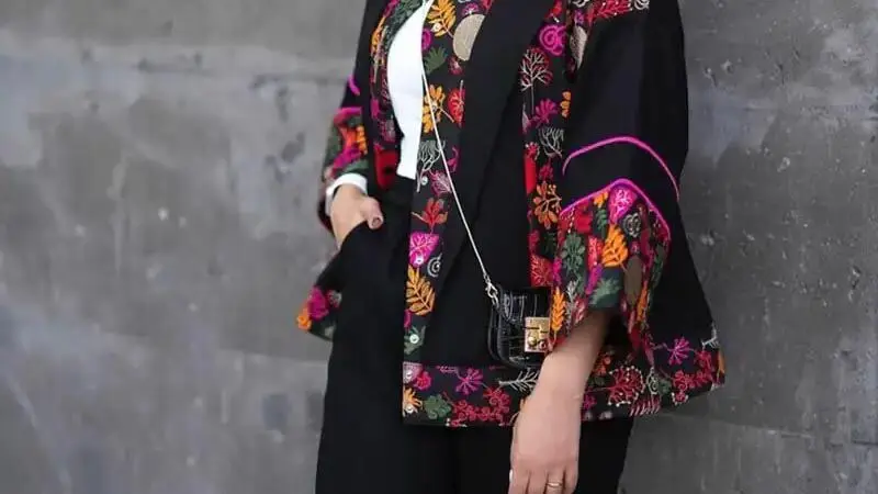 مانتوی مشکی با پارچه سنتی