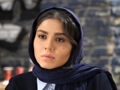 آزاده زارعی، بازیگر سریال «آوای باران» تغییر چهره داد/ خانوم بازیگر در36 سالگی با این استایل سنتی منحصربه فرد اصلا قابل شناسایی نیست