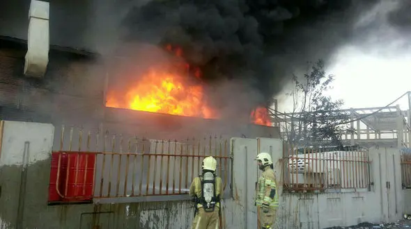یک جسد دیگر در حادثه آتش سوزی کارخانه مواد شیمیایی جاده قدیم کرج پیدا شد  + عکس 