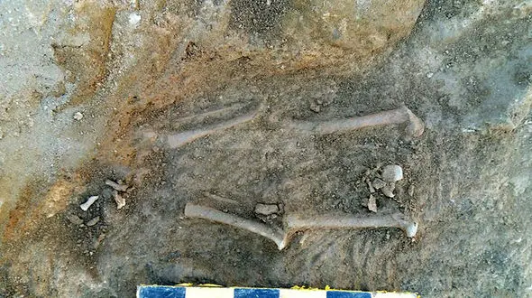 کشف تازه در میدان امام همدان/ کودک ۱۰ ساله قدیمی‌ترین تدفین همدان است + عکس 