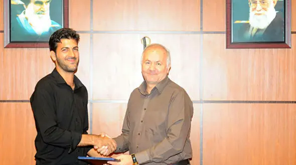 کارمند فرودگاه امام خمینی (ره) 3 هزار دلار را به صاحبش بازگرداند + عکس