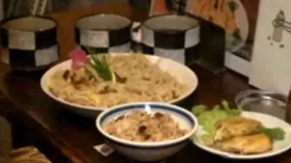 صف مشتریان یک رستوران برای سرو کرم و سوسک سرخ شده! + فیلم