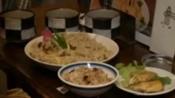 صف مشتریان یک رستوران برای سرو کرم و سوسک سرخ شده! + فیلم