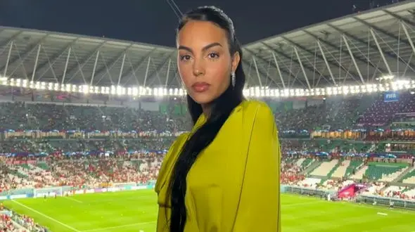 عکس/ پز عجیب جورجینا با دمپایی های صورتی اش!