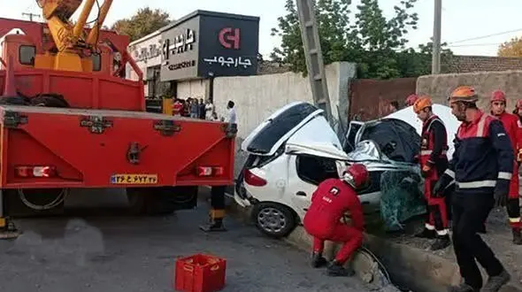 تصادف با تیر برق جان راننده جوان 206 را گرفت + تصاویر
