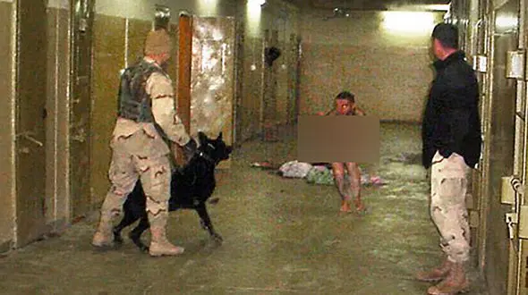 فیلم تکاندهنده / ایرانی بی گناه زندانی امریکایی ها در ابوغریب  + عکس هایی از شکنجه و سلفی یادگاری نظامی های زن و مرد امریکایی با محمد بلندیان رنگرز ساده ایرانی / خودش با گریه از روزهای وحشت می گوید