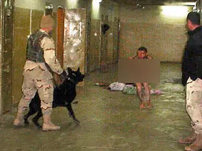 فیلم تکاندهنده / ایرانی بی گناه زندانی امریکایی ها در ابوغریب  + عکس هایی از شکنجه و سلفی یادگاری نظامی های زن و مرد امریکایی با محمد بلندیان رنگرز ساده ایرانی / خودش با گریه از روزهای وحشت می گوید