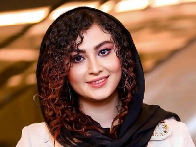 عکس ها نگاهی به چیدمان باشکوه و ایرانی خانه مریم مومن / از فرش تبریزی خوشرنگ تا مبلمان خوشرنگ و دکور عتیقه !
