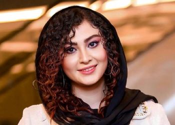 عکس ها نگاهی به چیدمان باشکوه و ایرانی خانه مریم مومن / از فرش تبریزی خوشرنگ تا مبلمان خوشرنگ و دکور عتیقه !
