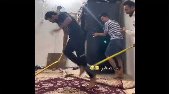 ببینید / ویدیویی پربازدید از وحشت ۳ پسر جوان از یک موش! + فیلم