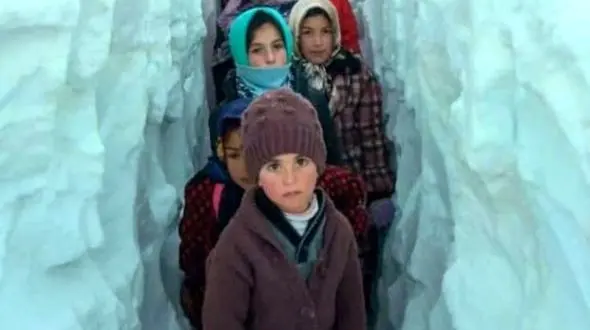 گذر دانش آموزان آذربایجان شرقی از بین تونل های برفی