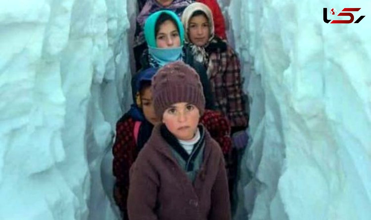 گذر دانش آموزان آذربایجان شرقی از بین تونل های برفی